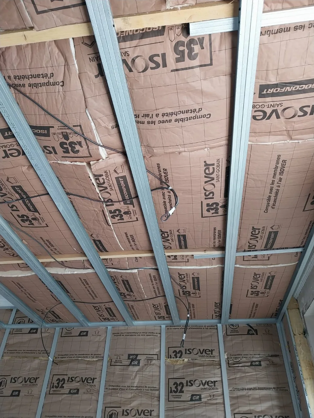 Isolation d'un plafond en laine de verre ISOVER sur ossature métallique dans le Pas-de-Calais