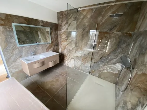 Salle de bains carrelée effet marbre avec receveur de douche de plain-pied dans l'Arrageois